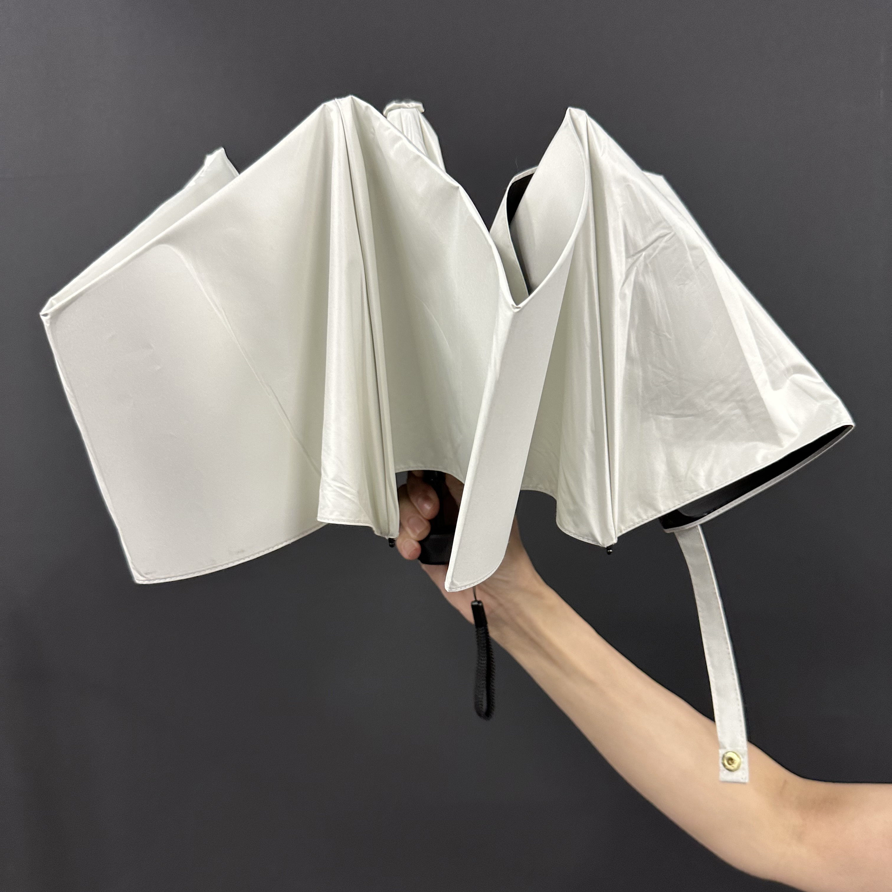 Hand holding SEMI-AUTO umbrella after one-push close action