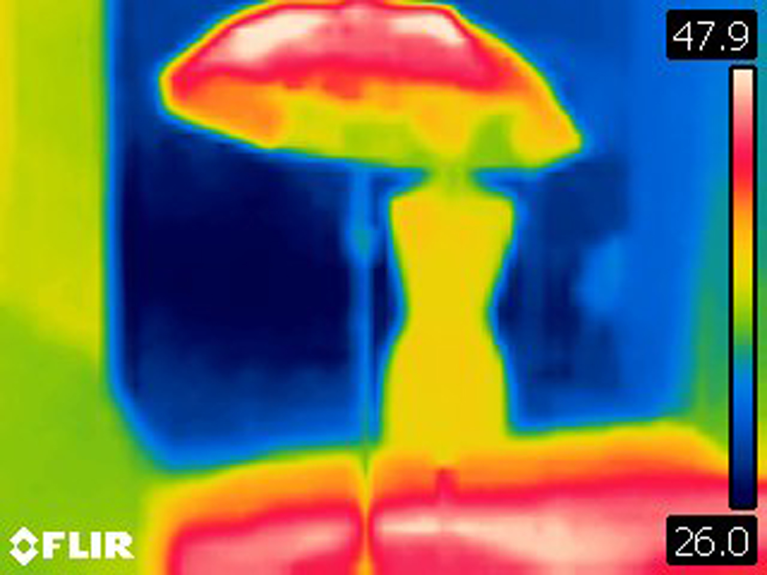 Thermography comparison: 64.0°C without an umbrella vs 30.5°C with MEDICA-HEAT SHIELD®